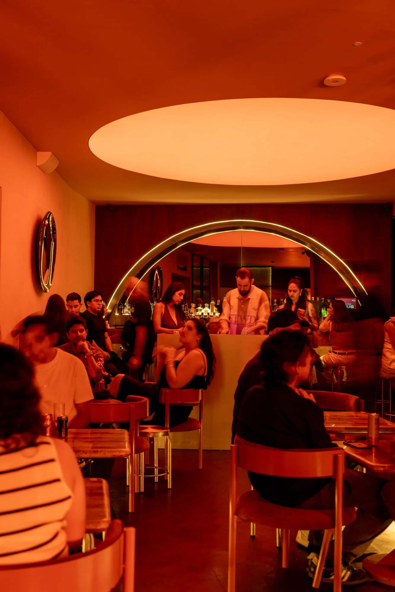 Ambiente nocturno en el interior de Bar Latosa.