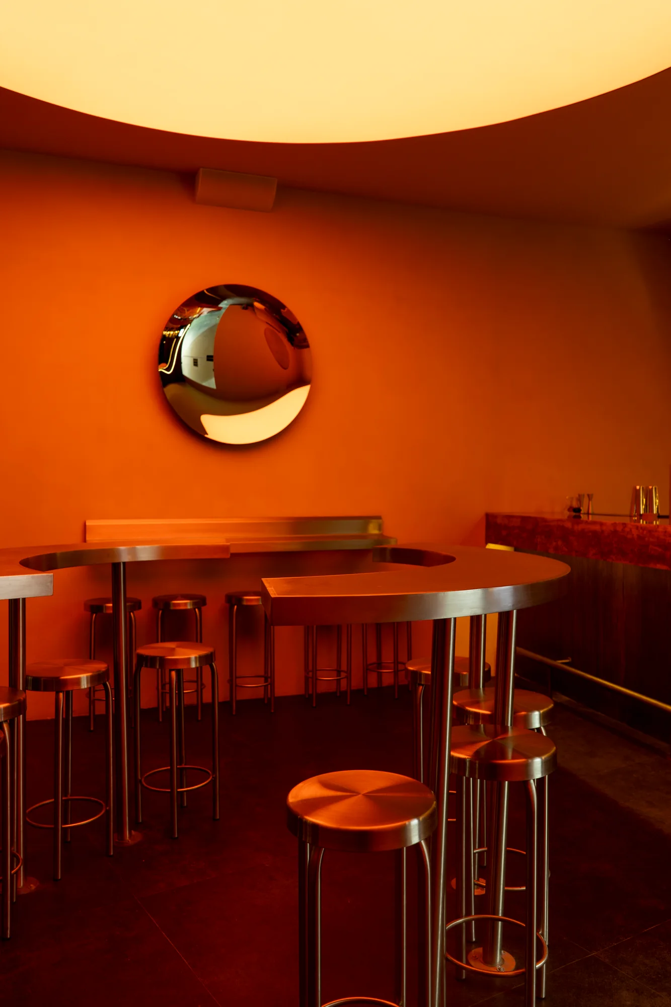 Detalles metálicos y espejo en el interior de Bar Latosa.